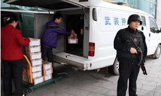 网友拍到高考试卷押运